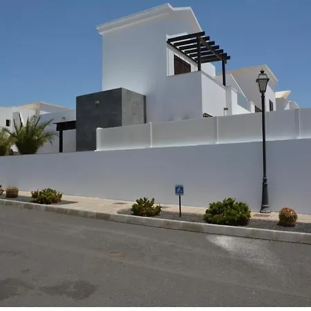 Вилла Beautiful And Luxurious With Heated Pool And Free Wi-fi In Playa Blanca. *