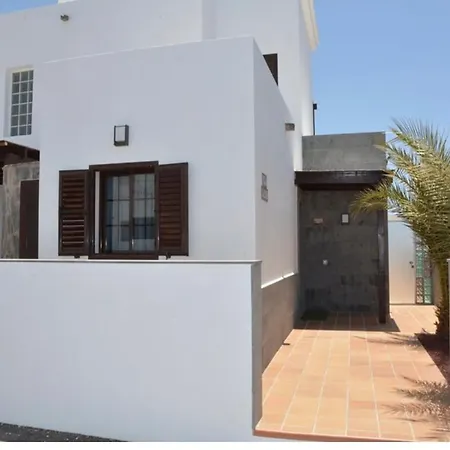 Beautiful And Luxurious With Heated Pool And Free Wi-fi In Playa Blanca. Вилла *