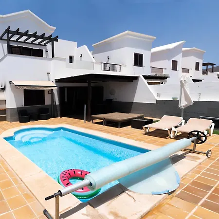 Beautiful And Luxurious With Heated Pool And Free Wi-fi In Playa Blanca. Вилла Коста Бланка