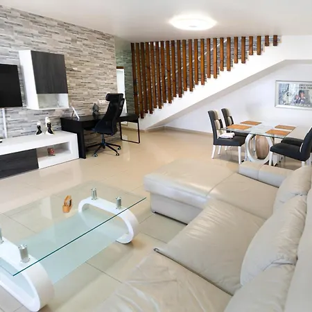 Beautiful And Luxurious With Heated Pool And Free Wi-fi In Playa Blanca. Коста Бланка
