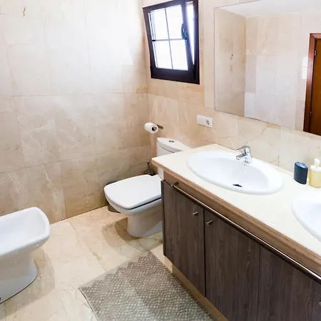 Beautiful And Luxurious With Heated Pool And Free Wi-fi In Playa Blanca. Вилла *