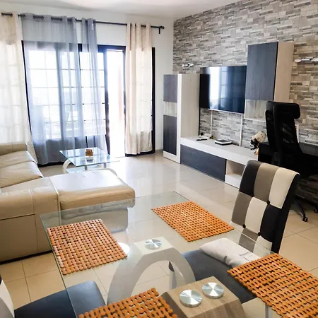 Beautiful And Luxurious With Heated Pool And Free Wi-fi In Playa Blanca. Вилла Коста Бланка