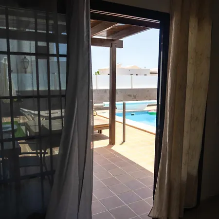 Beautiful And Luxurious With Heated Pool And Free Wi-fi In Playa Blanca. Вилла *