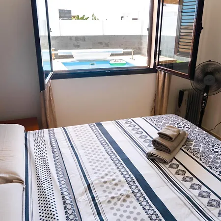 Beautiful And Luxurious With Heated Pool And Free Wi-fi In Playa Blanca. Вилла