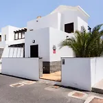 Beautiful And Luxurious With Heated Pool And Free Wi-fi In Playa Blanca. 빌라