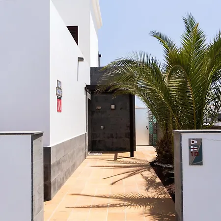 Beautiful And Luxurious With Heated Pool And Free Wi-fi In Playa Blanca. Willa *