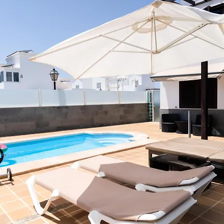Willa Beautiful And Luxurious With Heated Pool And Free Wi-fi In Playa Blanca. *